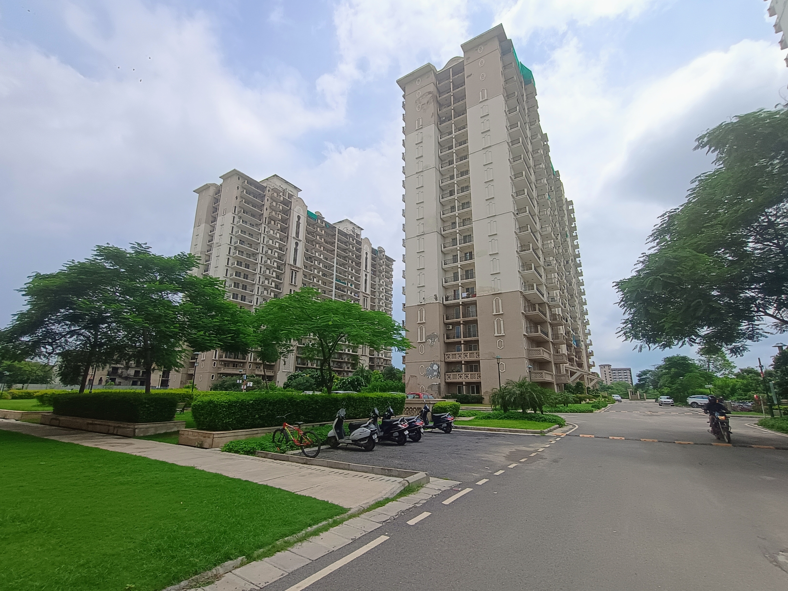 DLF Express Green tower Facade