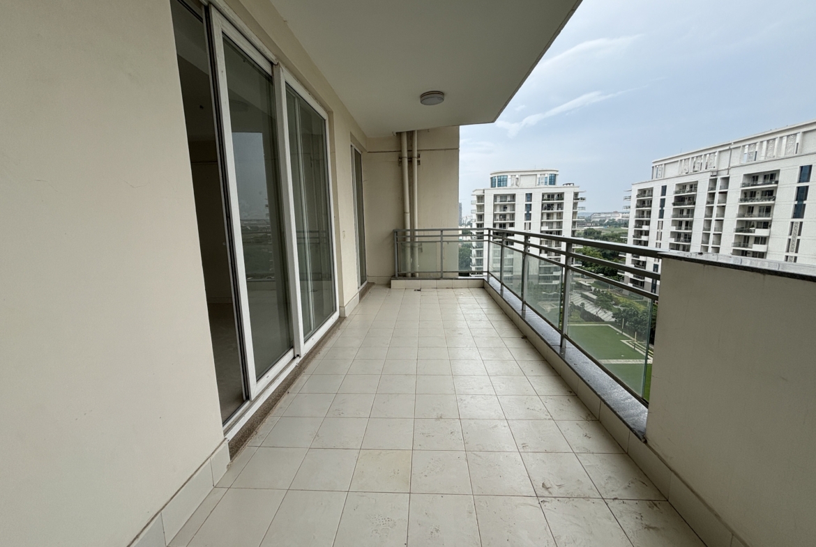 DLF Ultima 4bhk for sale balcony area