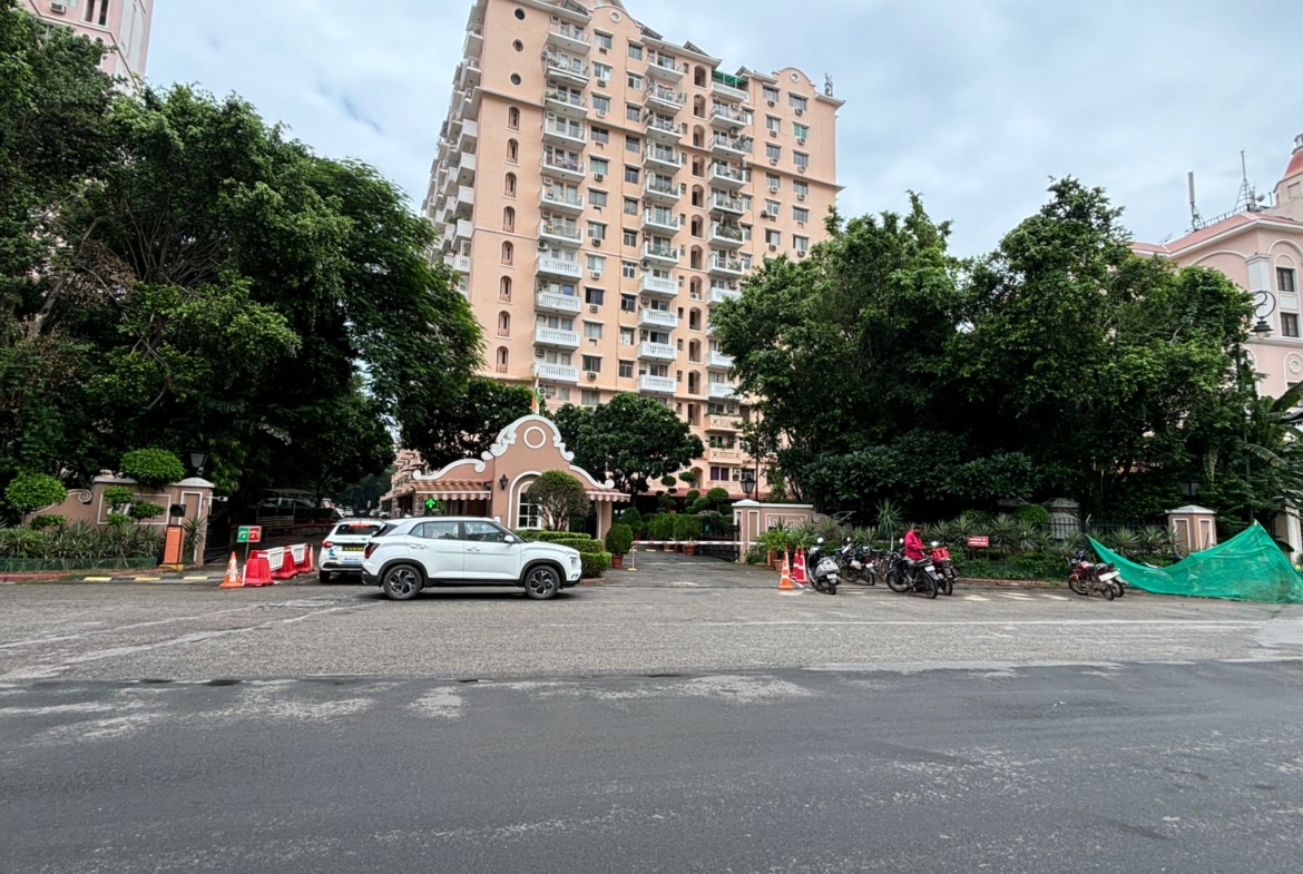 4BHK for sale DLF wellington estate entrance gate